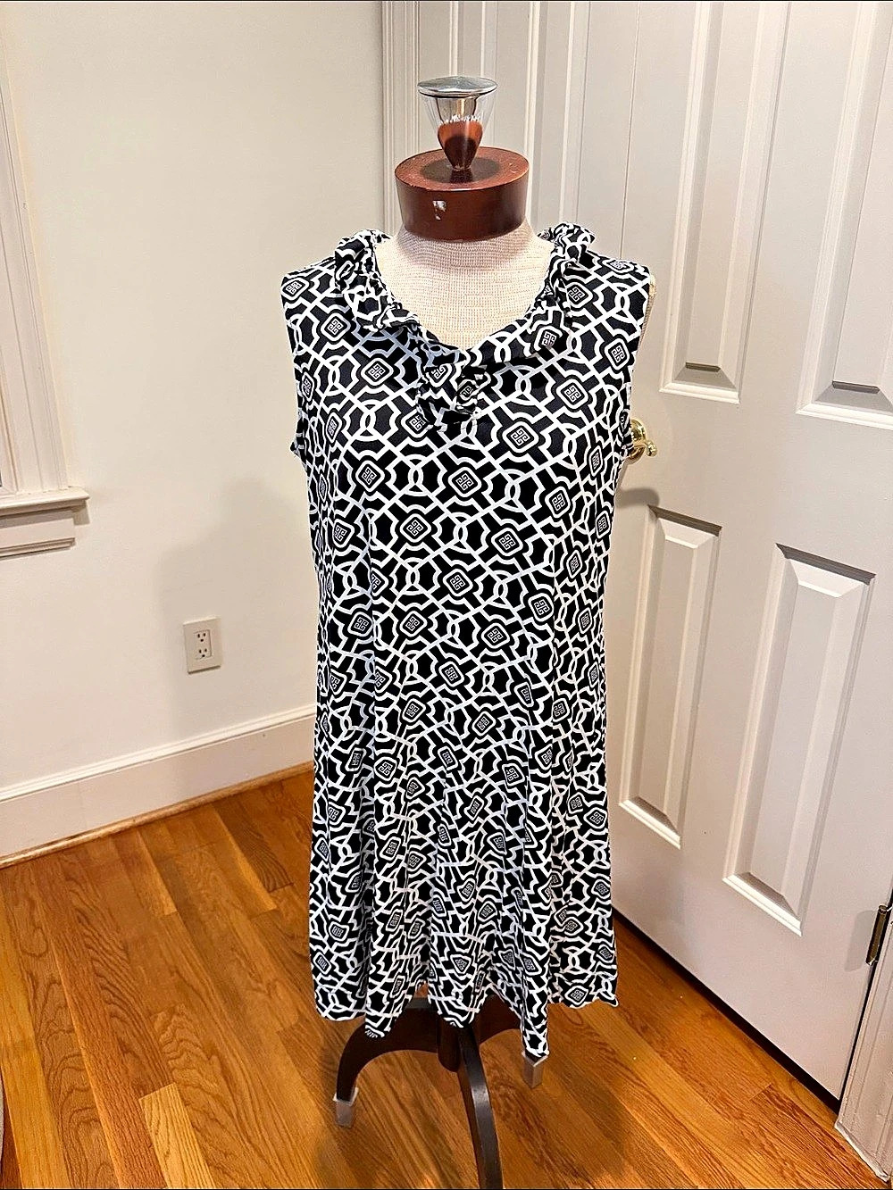 Lulu-B Geometric Mini Dress in Black & White Size Medium
